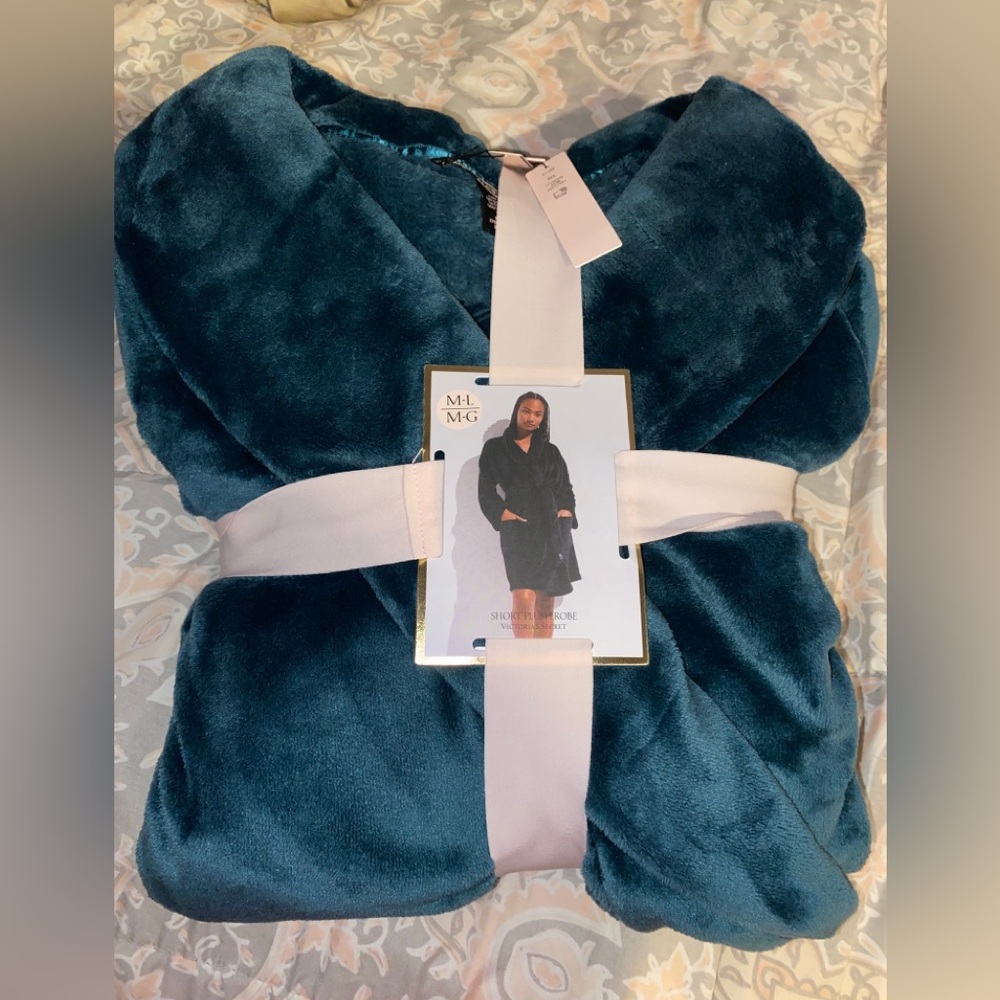 Victoria’s Secret Plush Robe size M/L BRAND NEW